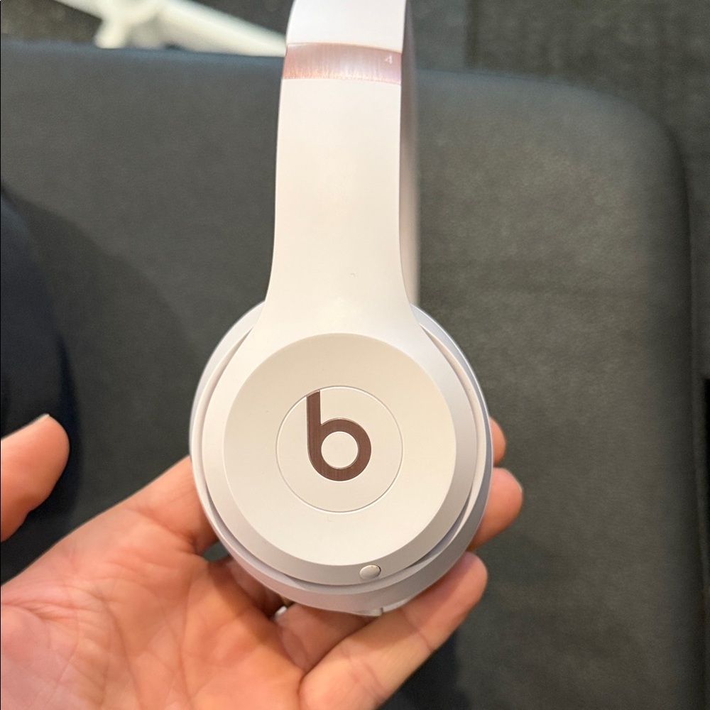 Beats Solo 4 - Wireless Bluetooth On-Ear Headphones - Cloud Pink - Picture 2 of 2